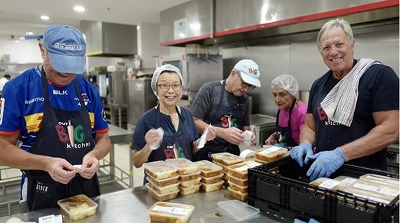 食料支援イベントでボランティアが調理・梱包作業を協力する様子